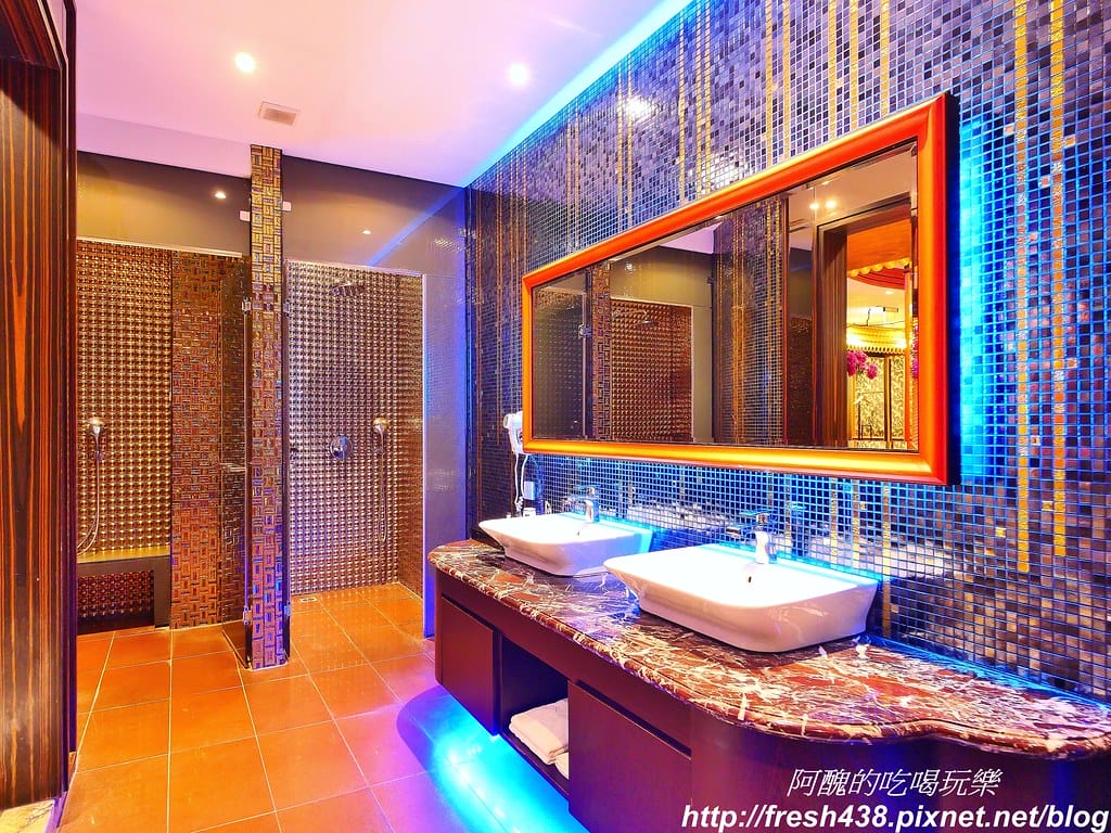 【台中住宿推薦】紫禁城主題會館(Forbidden City Motel),100坪帝王之巔,讓您享受帝王榮耀,超大戲水池、卡拉ok,還有換裝秀! - 第76張圖 50-2