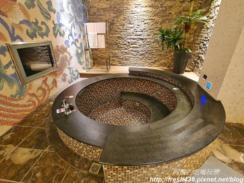 【台中住宿推薦】紫禁城主題會館(Forbidden City Motel),100坪帝王之巔,讓您享受帝王榮耀,超大戲水池、卡拉ok,還有換裝秀! - 第39張圖 21