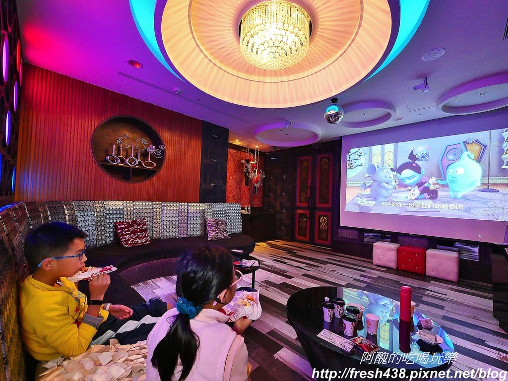【台中住宿推薦】紫禁城主題會館(Forbidden City Motel),100坪帝王之巔,讓您享受帝王榮耀,超大戲水池、卡拉ok,還有換裝秀! - 第101張圖 91