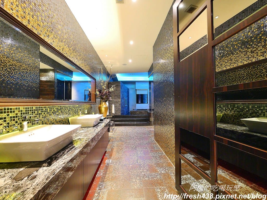 【台中住宿推薦】紫禁城主題會館(Forbidden City Motel),100坪帝王之巔,讓您享受帝王榮耀,超大戲水池、卡拉ok,還有換裝秀! - 第56張圖 31