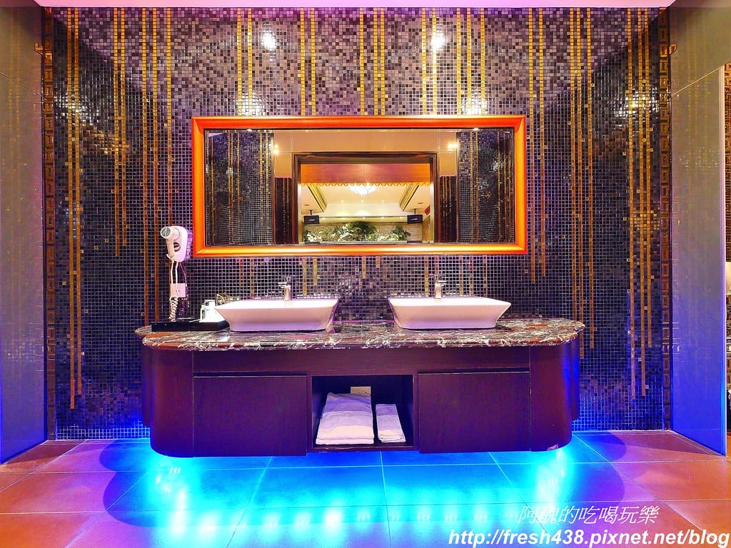 【台中住宿推薦】紫禁城主題會館(Forbidden City Motel),100坪帝王之巔,讓您享受帝王榮耀,超大戲水池、卡拉ok,還有換裝秀! - 第77張圖 50-3