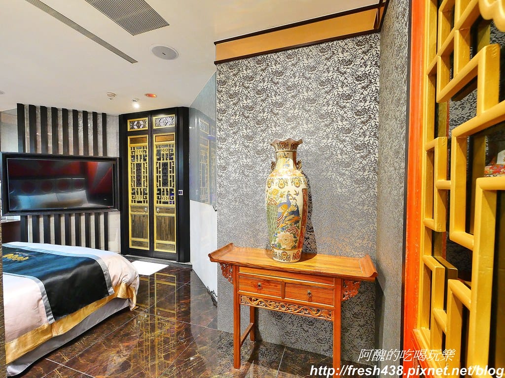 【台中住宿推薦】紫禁城主題會館(Forbidden City Motel),100坪帝王之巔,讓您享受帝王榮耀,超大戲水池、卡拉ok,還有換裝秀! - 第84張圖 51-2