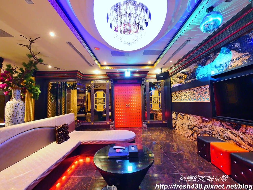 【台中住宿推薦】紫禁城主題會館(Forbidden City Motel),100坪帝王之巔,讓您享受帝王榮耀,超大戲水池、卡拉ok,還有換裝秀! - 第72張圖 47-1