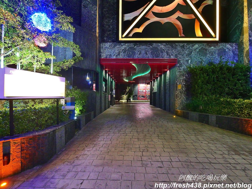 【台中住宿推薦】紫禁城主題會館(Forbidden City Motel),100坪帝王之巔,讓您享受帝王榮耀,超大戲水池、卡拉ok,還有換裝秀! - 第5張圖 2-1