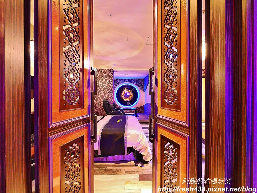 【台中住宿推薦】紫禁城主題會館(Forbidden City Motel),100坪帝王之巔,讓您享受帝王榮耀,超大戲水池、卡拉ok,還有換裝秀! - 第25張圖 12