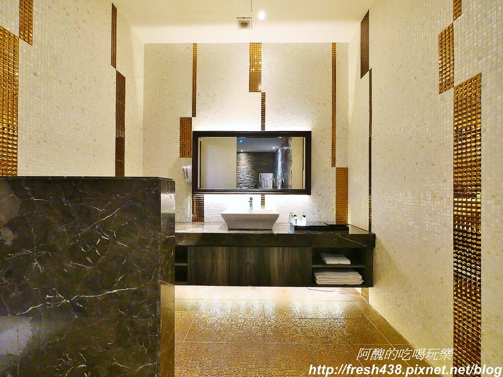 【台中住宿推薦】紫禁城主題會館(Forbidden City Motel),100坪帝王之巔,讓您享受帝王榮耀,超大戲水池、卡拉ok,還有換裝秀! - 第35張圖 17