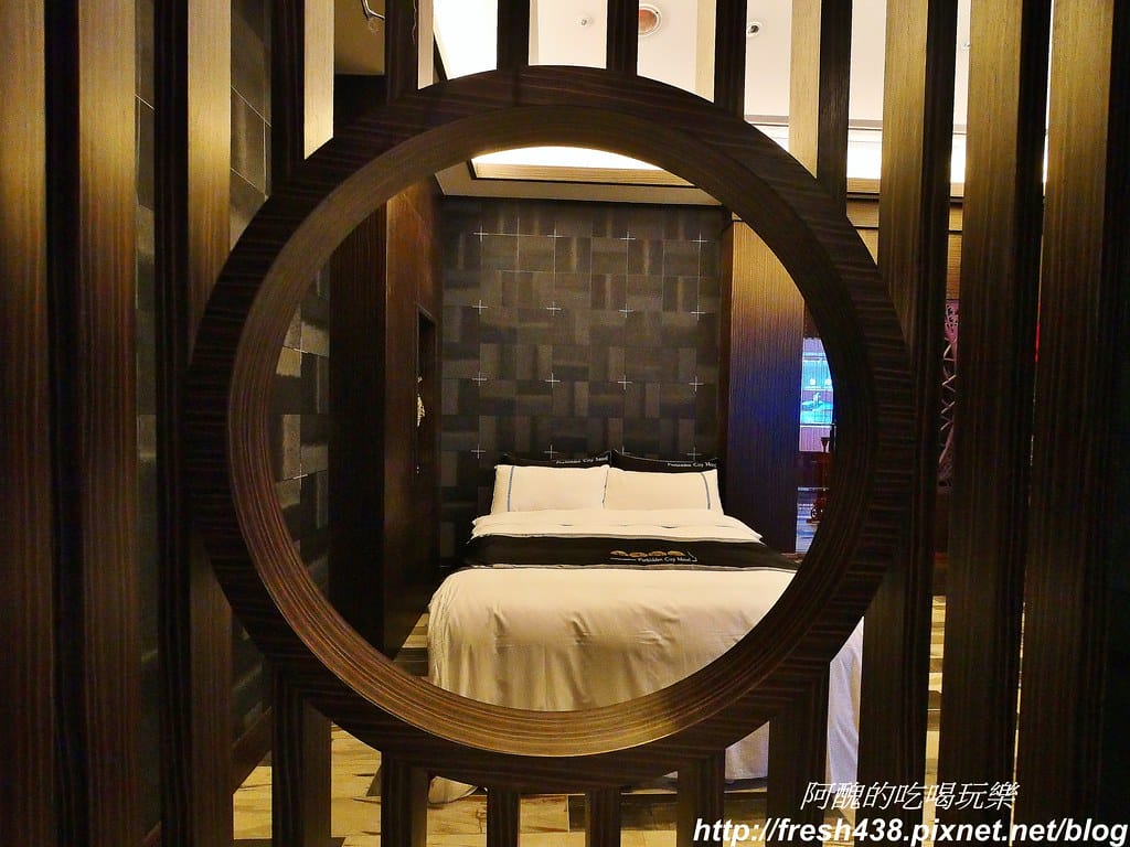 【台中住宿推薦】紫禁城主題會館(Forbidden City Motel),100坪帝王之巔,讓您享受帝王榮耀,超大戲水池、卡拉ok,還有換裝秀! - 第43張圖 25