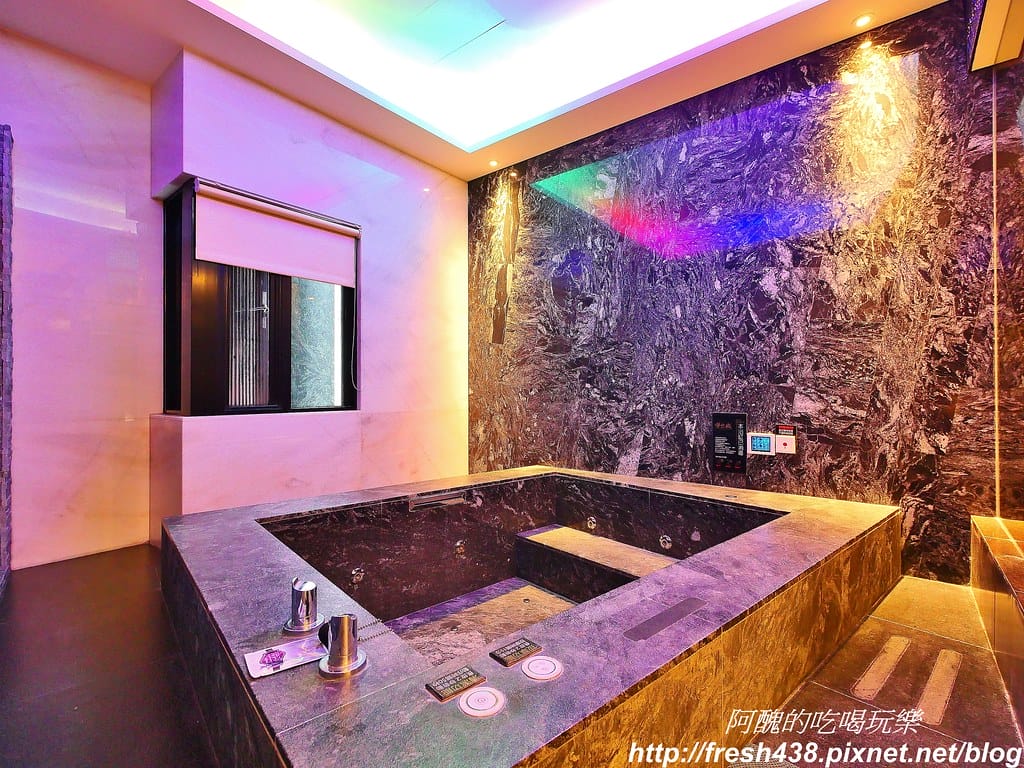 【台中住宿推薦】紫禁城主題會館(Forbidden City Motel),100坪帝王之巔,讓您享受帝王榮耀,超大戲水池、卡拉ok,還有換裝秀! - 第58張圖 33
