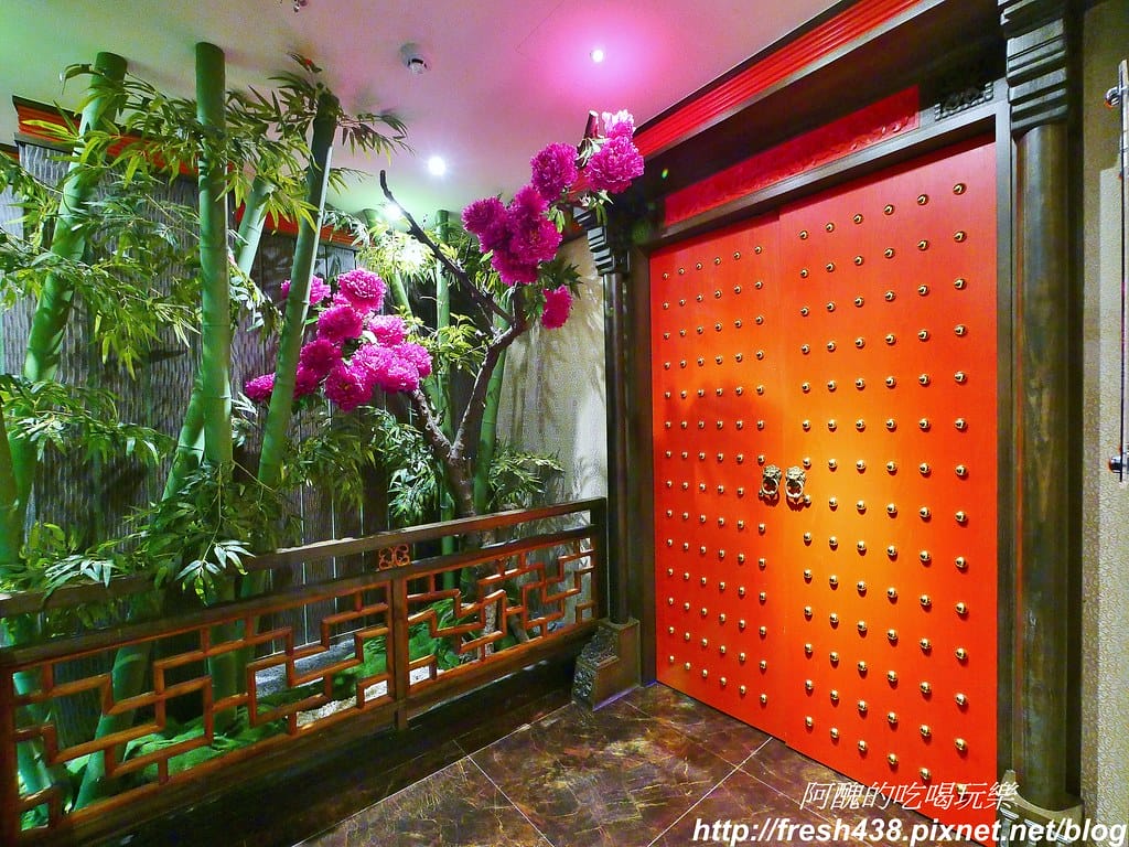 【台中住宿推薦】紫禁城主題會館(Forbidden City Motel),100坪帝王之巔,讓您享受帝王榮耀,超大戲水池、卡拉ok,還有換裝秀! - 第68張圖 44