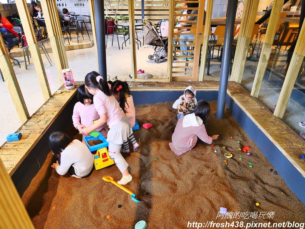 【宜蘭景點】85度C五結中正親子旗艦店,全台唯一親子85度c,大人喝咖啡聊是非,小孩快樂玩耍去。 - 第10張圖 5
