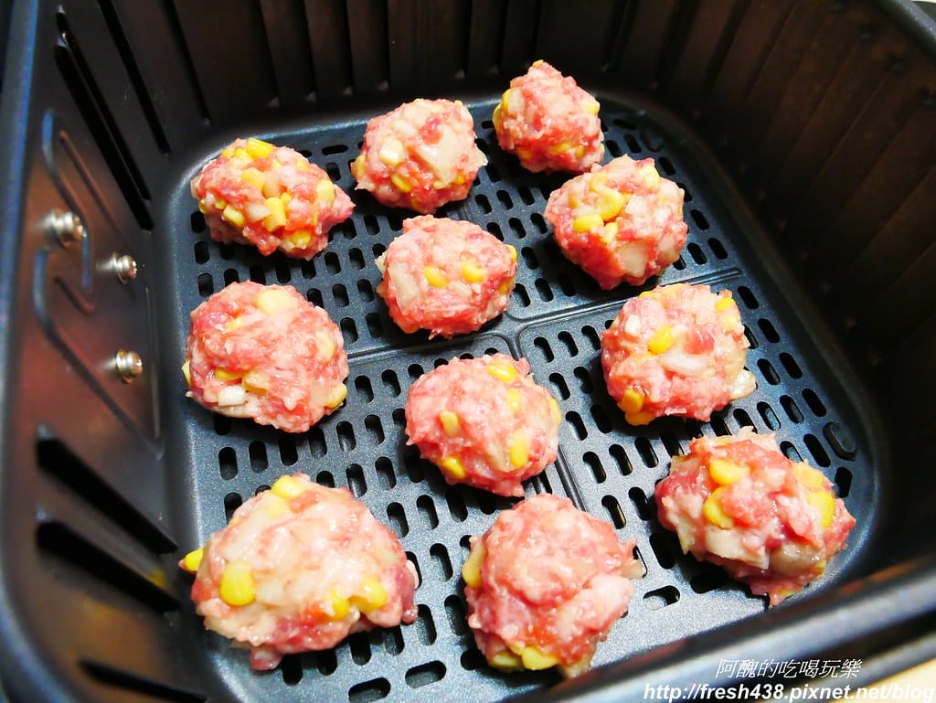 【氣炸鍋食譜】氣炸洋蔥玉米肉丸子,四樣食材,15分鐘上桌,新手零失敗食譜。 - 第5張圖 P1760269