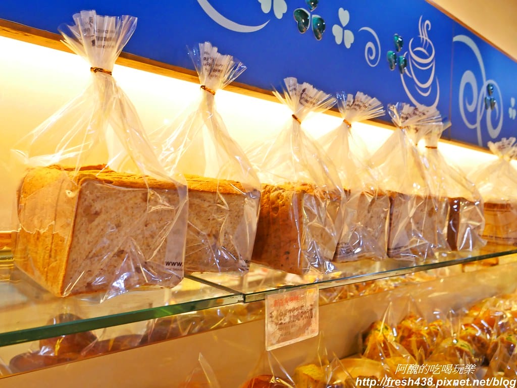 【新竹美食】新龍興蛋糕/麵包店,新鮮美味,擁有無敵好吃的全麥核桃吐司,吃過保證念念不忘。 - 第7張圖 P1760883