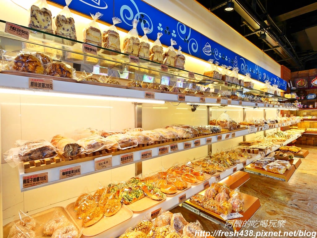 【新竹美食】新龍興蛋糕/麵包店,新鮮美味,擁有無敵好吃的全麥核桃吐司,吃過保證念念不忘。 - 第4張圖 P1019392