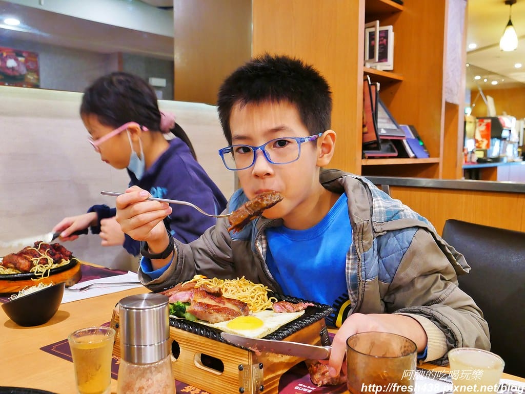【新竹美食】吼牛排新竹中華店, 專 業 牛 排 達 人 超 高 CP、 大份量 40盎司沙朗 牛排好過癮,吼牛排菜單價位全公開。 - 第36張圖 28