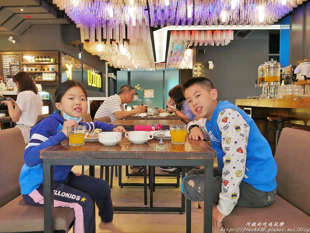 【台北住宿】悠逸商旅士林館,商旅結合親子旅店,附兒童遊戲室、健身房與洗衣室,可一次暢遊士林夜市、科教館及兒童新樂園。 - 第103張圖 79