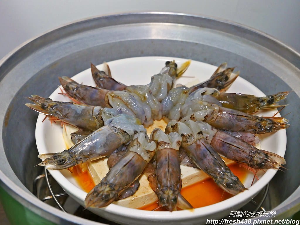 【電鍋食譜】蠔油豆腐蒸蝦,超簡單的宴客菜,夏日不流汗,附蝦子開背、去腸泥方法。 - 第10張圖 P1780667