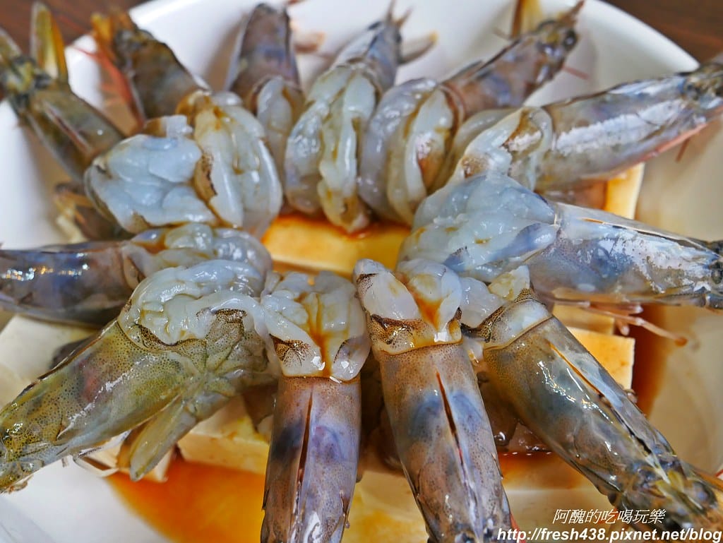【電鍋食譜】蠔油豆腐蒸蝦,超簡單的宴客菜,夏日不流汗,附蝦子開背、去腸泥方法。 - 第9張圖 P1780666