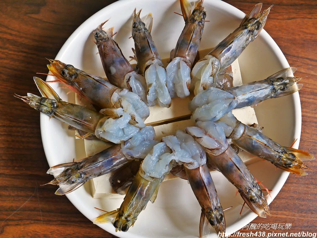 【電鍋食譜】蠔油豆腐蒸蝦,超簡單的宴客菜,夏日不流汗,附蝦子開背、去腸泥方法。 - 第7張圖 P1780664