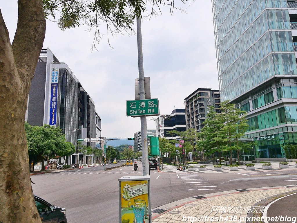22(靠停車場這邊行善路石潭路口可進入公園)