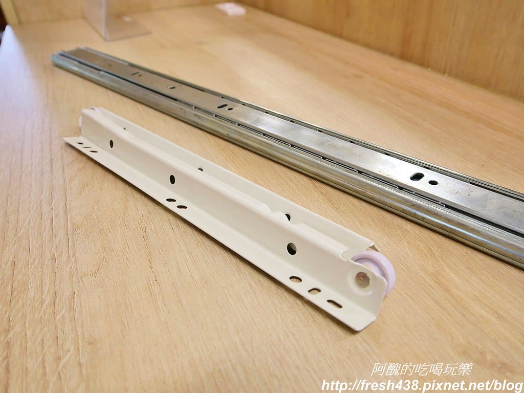 16-3系統櫃抽屜滑軌五金不同之處，前面白色是一般家具使用的五金配件，伍崧的較重型且耐用