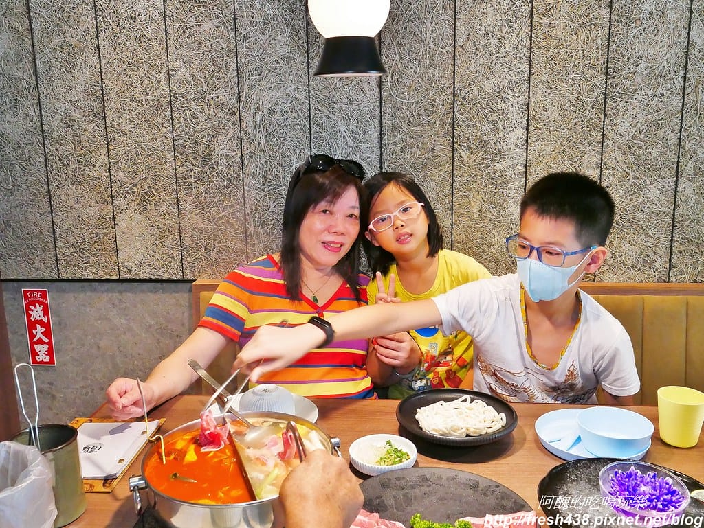 【新北美食】瀧鍋物製造所,板橋必吃頂級鍋物,A5霜降和牛、西班牙依比利豬、阿根廷天使紅蝦、生食干貝太銷魂。 - 第54張圖 34-9