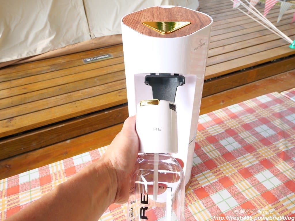 美萃氣泡機,免插電,隨帶隨走,可直接打果汁、酒類或含糖飲料,自己DIY不怕喝到香精或化學添加物。 - 第7張圖 P1017941