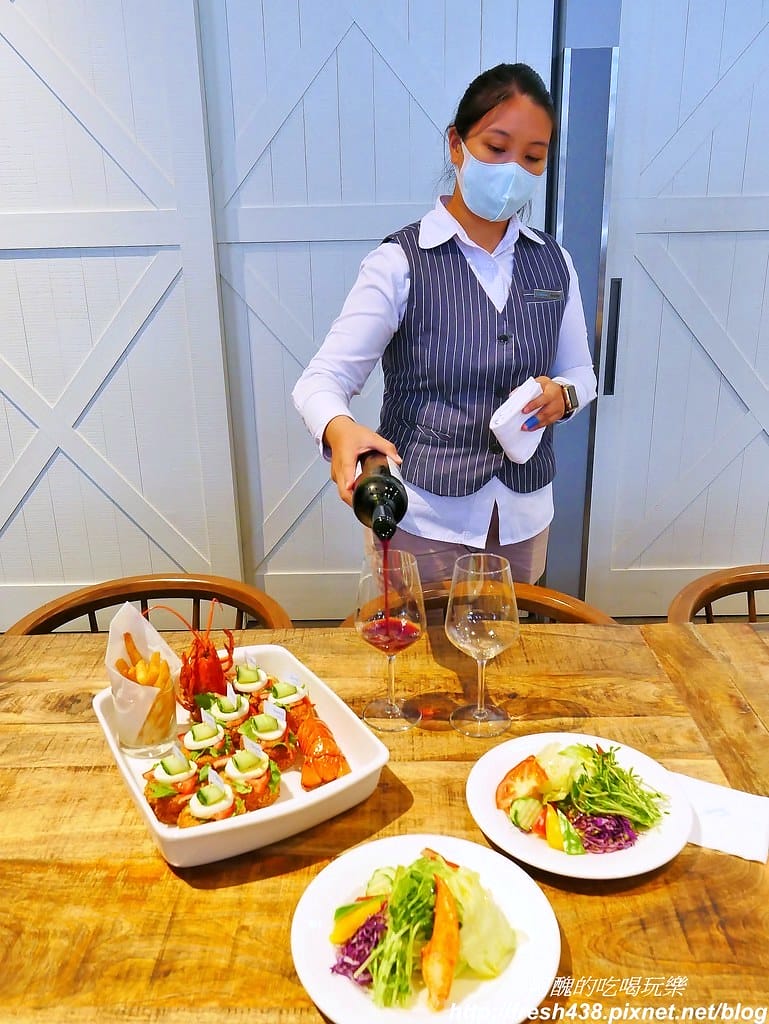 【新北美食】捷絲旅台北三重館,Just Café 捷食藝午餐好迷人,波士頓龍蝦雙人餐、美國肋眼牛排、晶華冠軍牛肉麵等您來嚐鮮。 - 第24張圖 50201213707_7ae9feaef2_b