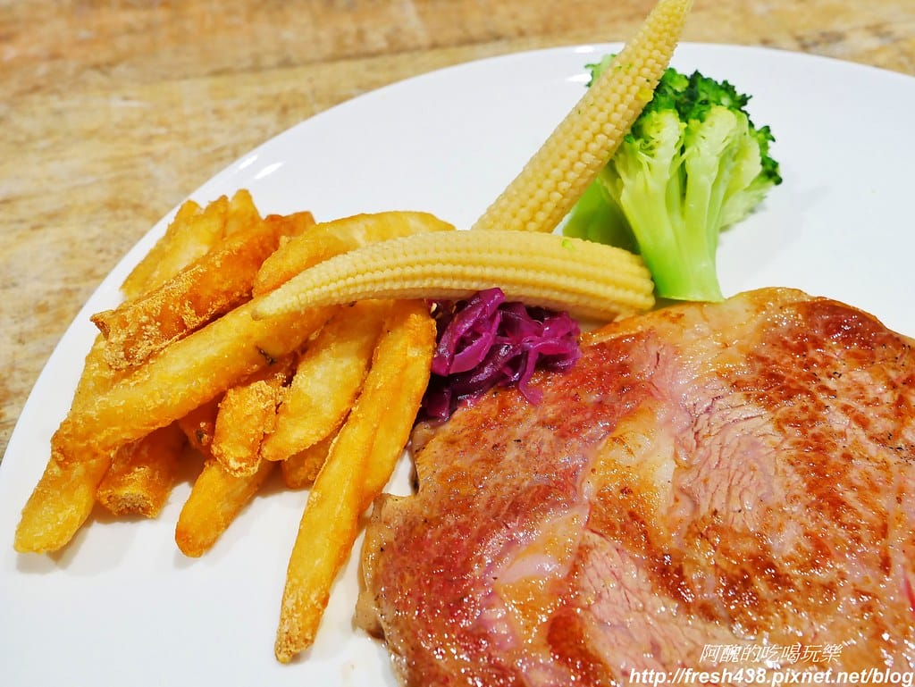 【新北美食】捷絲旅台北三重館,Just Café 捷食藝午餐好迷人,波士頓龍蝦雙人餐、美國肋眼牛排、晶華冠軍牛肉麵等您來嚐鮮。 - 第29張圖 17