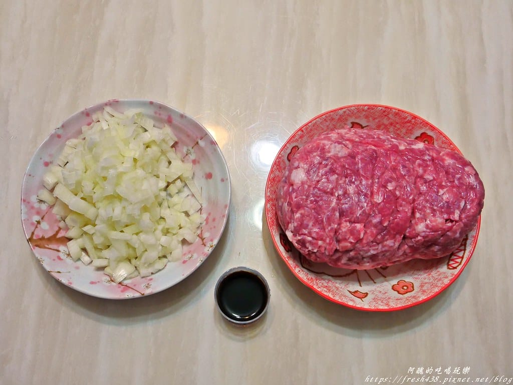 【電鍋食譜】洋蔥蒸肉,3樣材料,一指神功搞定,25分鐘上桌。 - 第2張圖 P1830160