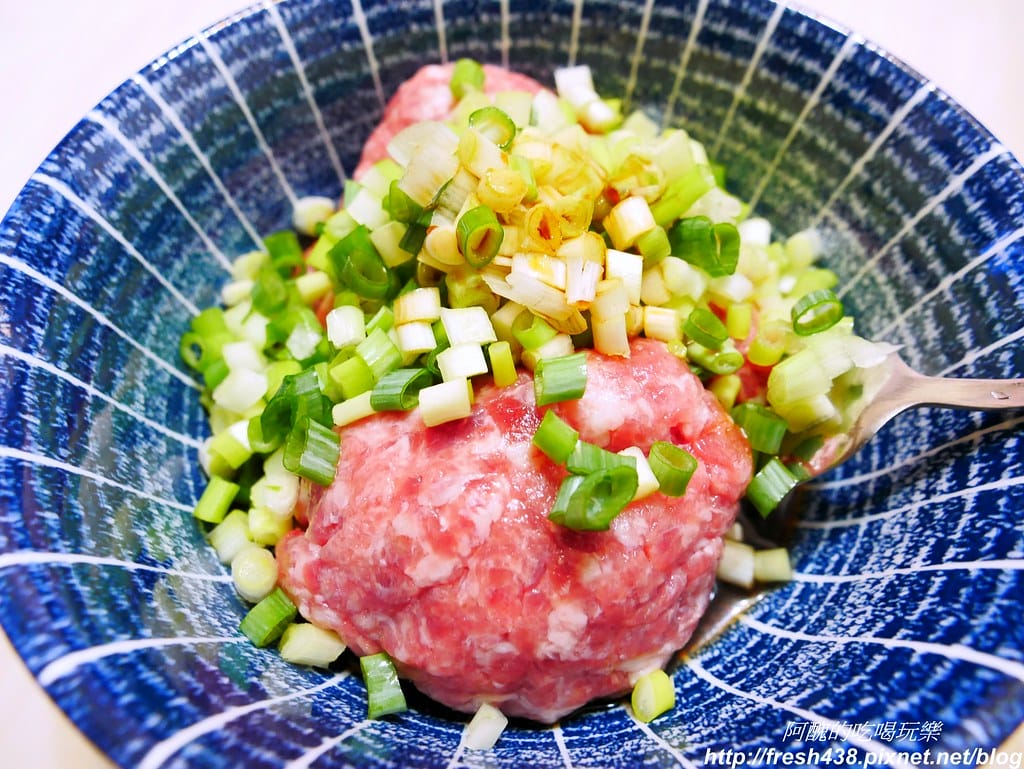 【電鍋食譜】清蒸蔥肉丸子,2樣食材,調味恰到好處,天哪!也太好吃了。 - 第3張圖 P1830431