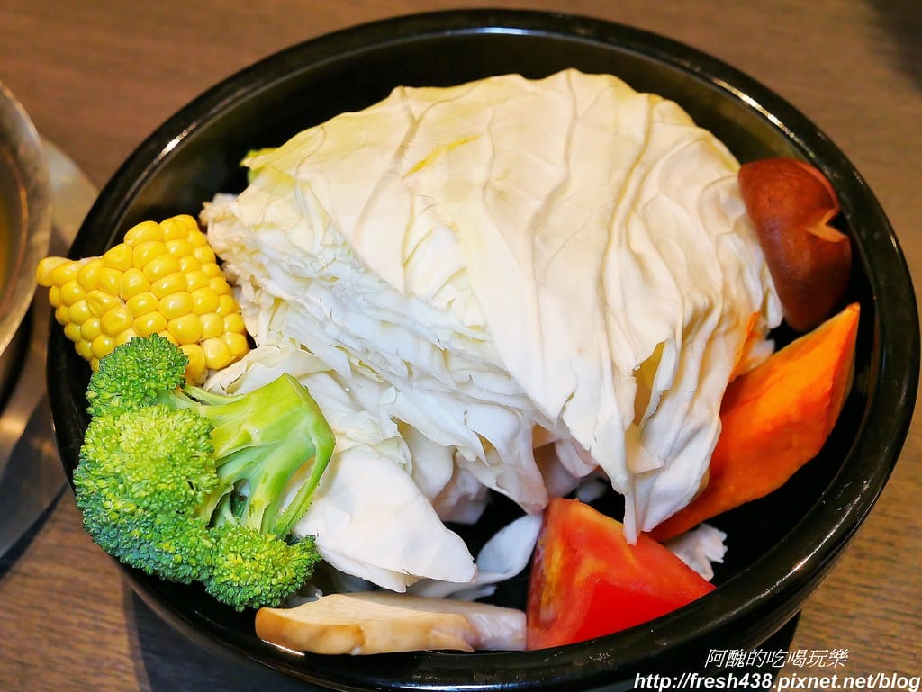 【宜蘭美食】葛瑪蘭溫泉飯店-海陸火鍋超鮮美,玻璃屋餐廳好夢幻,內行人才知道的隱藏版美食,還有溫泉泡腳喔。 - 第18張圖 7(素鍋)