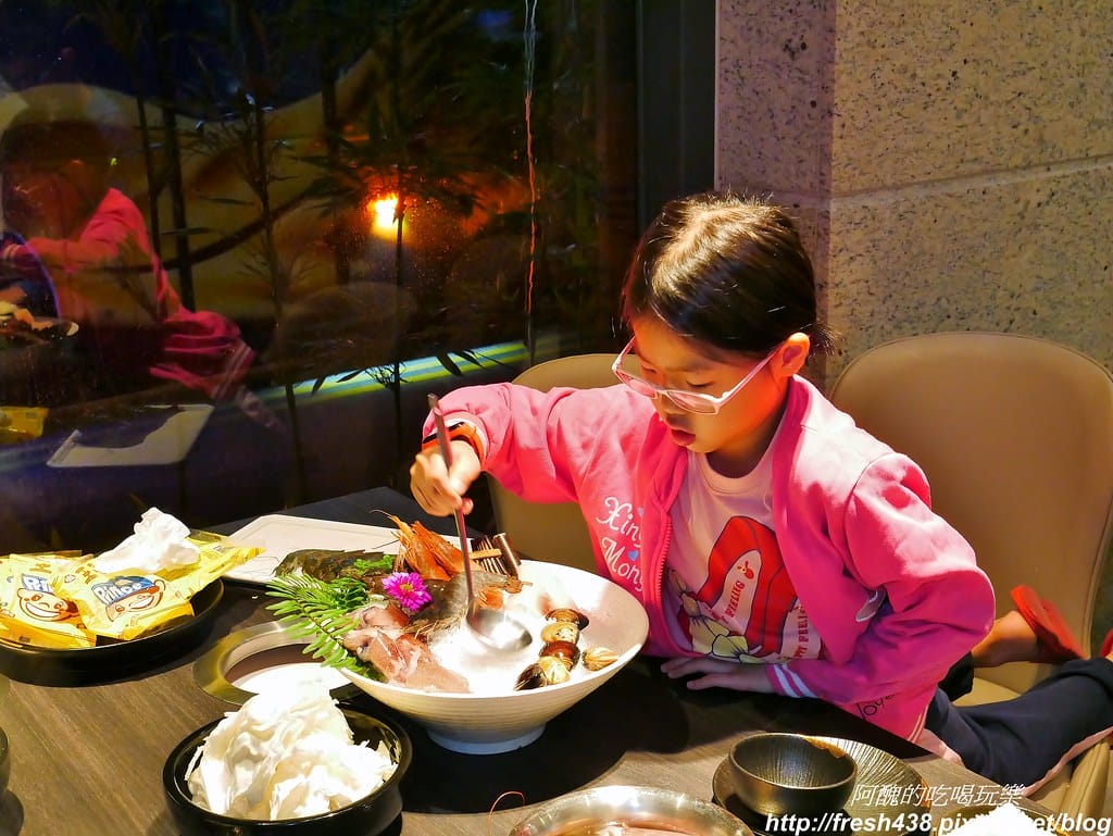 【宜蘭美食】葛瑪蘭溫泉飯店-海陸火鍋超鮮美,玻璃屋餐廳好夢幻,內行人才知道的隱藏版美食,還有溫泉泡腳喔。 - 第36張圖 29
