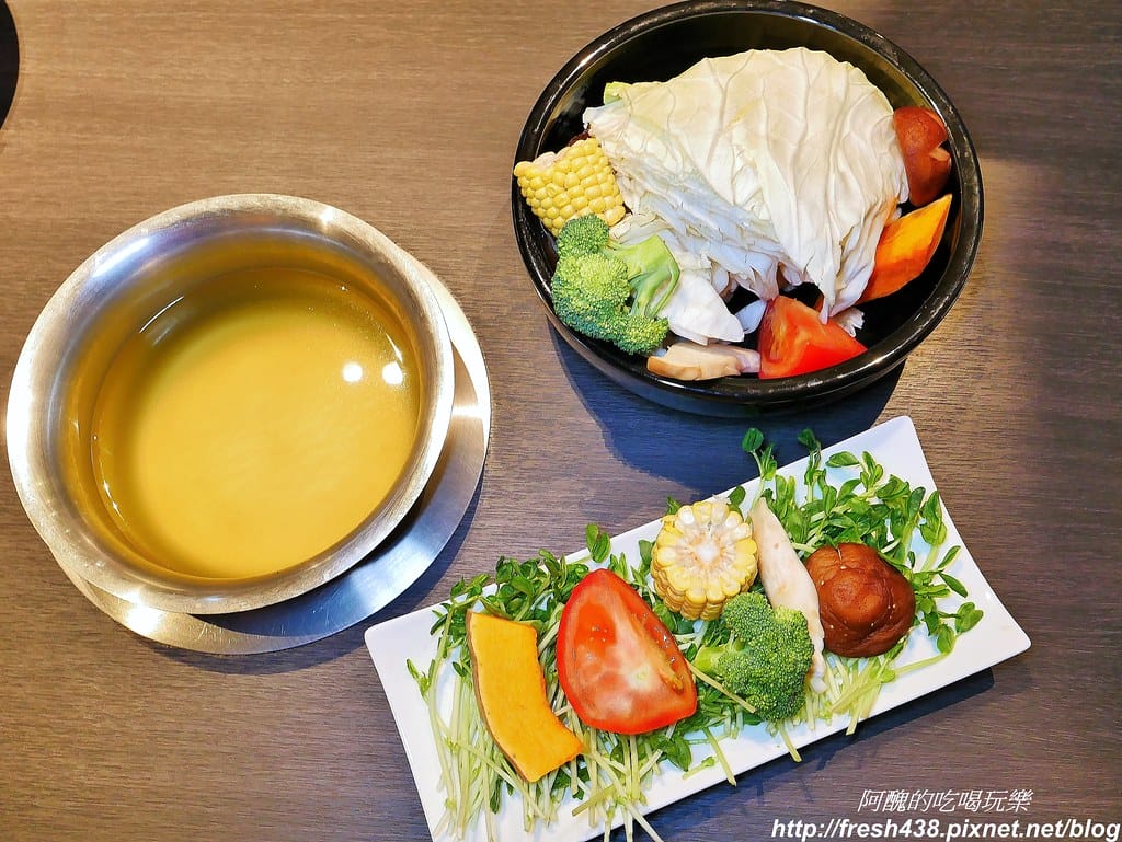 【宜蘭美食】葛瑪蘭溫泉飯店-海陸火鍋超鮮美,玻璃屋餐廳好夢幻,內行人才知道的隱藏版美食,還有溫泉泡腳喔。 - 第16張圖 5(素鍋)