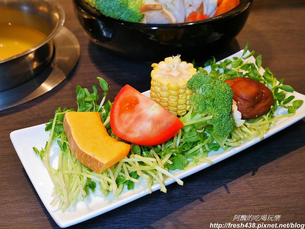 【宜蘭美食】葛瑪蘭溫泉飯店-海陸火鍋超鮮美,玻璃屋餐廳好夢幻,內行人才知道的隱藏版美食,還有溫泉泡腳喔。 - 第17張圖 6(素鍋)