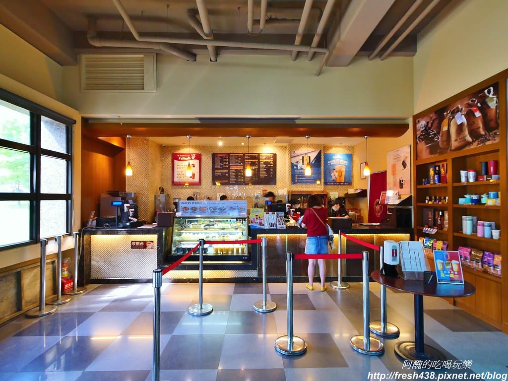 【宜蘭景點】伯朗咖啡館-頭城城堡咖啡一館,看山望海的絕佳景點,咖啡香醇、點心美味。 - 第33張圖 32