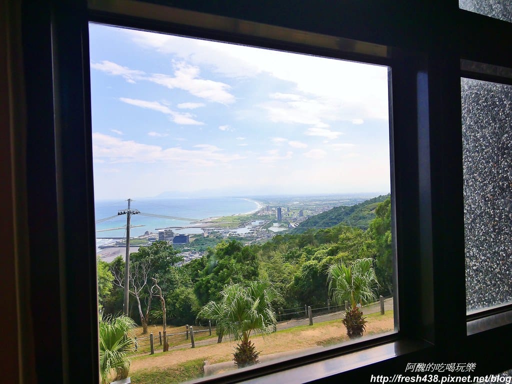 【宜蘭景點】伯朗咖啡館-頭城城堡咖啡一館,看山望海的絕佳景點,咖啡香醇、點心美味。 - 第20張圖 17-3