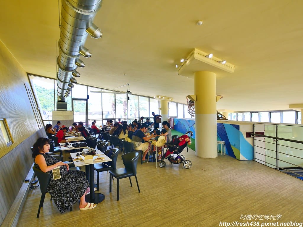 【宜蘭景點】九號咖啡外澳館,頭城景觀咖啡,觀海、玩水、賞龜山島的好去處。 - 第16張圖 12(2樓)