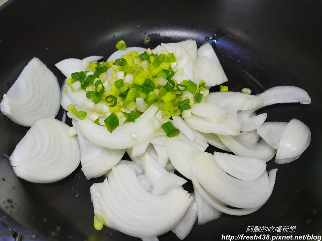 洋蔥炒蛋,5分鐘上菜,這樣炒清甜又好吃,順便分享切洋蔥不流淚方法。 - 第5張圖 P1840291