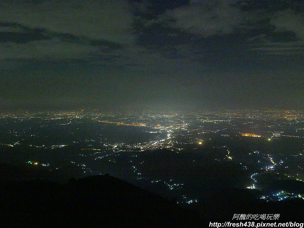 P1850159吃飽後到餐廳附近的梅山龍興宮看夜景