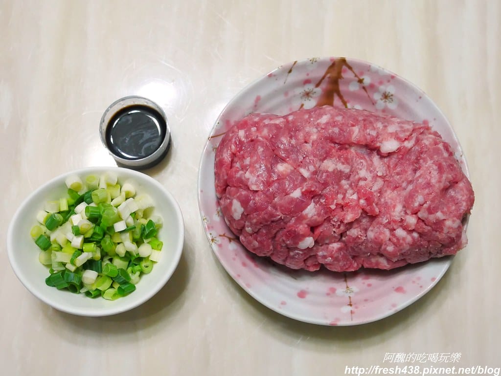 【電鍋食譜】清蒸蔥肉餅,三種材料,一根湯匙就可以完成。 - 第2張圖 P1860607