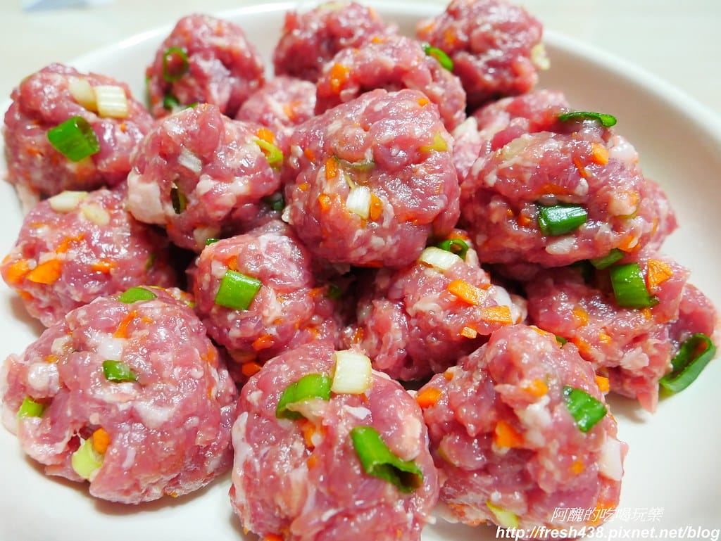 【電鍋食譜】紅蘿蔔蔥肉丸子,完全不需要廚藝,一根湯池、一隻手指頭就搞定。 - 第5張圖 P1870095