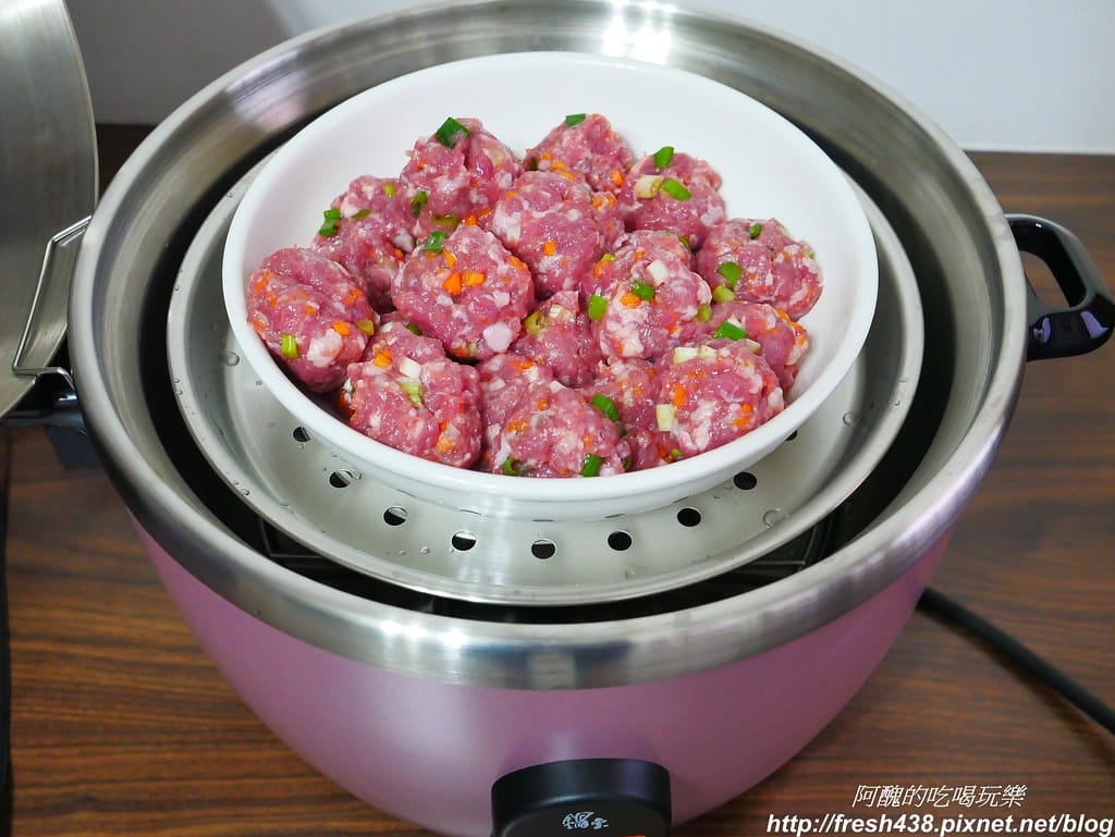 【電鍋食譜】紅蘿蔔蔥肉丸子,完全不需要廚藝,一根湯池、一隻手指頭就搞定。 - 第7張圖 P1870097