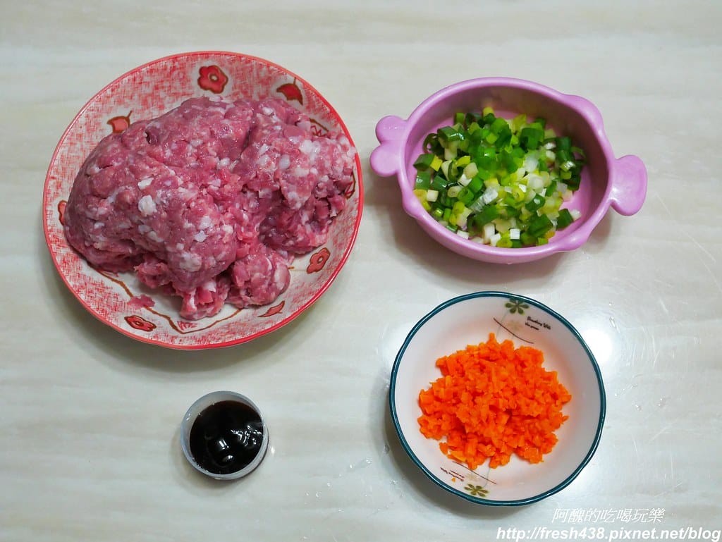 【電鍋食譜】紅蘿蔔蔥肉丸子,完全不需要廚藝,一根湯池、一隻手指頭就搞定。 - 第2張圖 P1870091