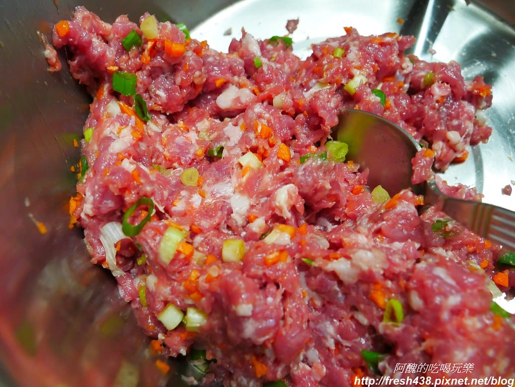 【電鍋食譜】紅蘿蔔蔥肉丸子,完全不需要廚藝,一根湯池、一隻手指頭就搞定。 - 第4張圖 P1870093