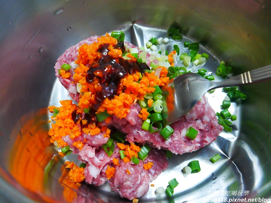 【電鍋食譜】紅蘿蔔蔥肉丸子,完全不需要廚藝,一根湯池、一隻手指頭就搞定。 - 第3張圖 P1870092