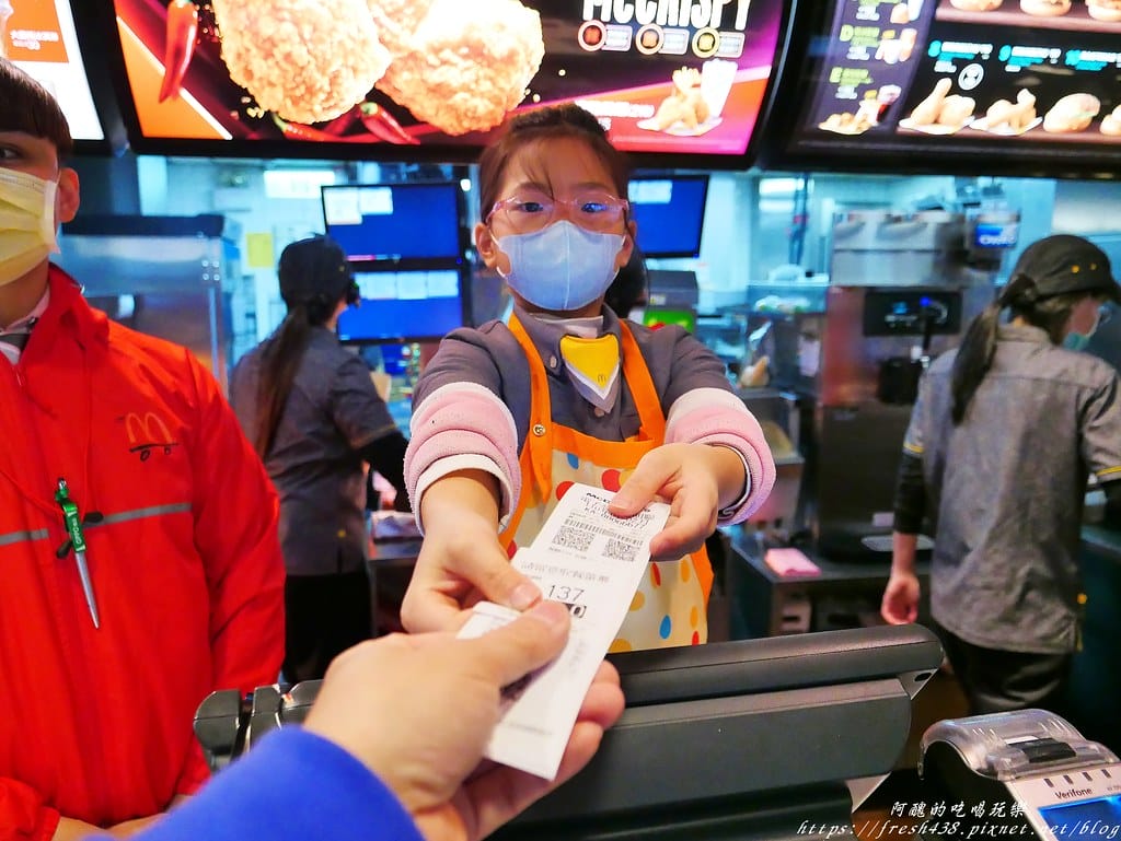 麥當勞小麥麥體驗營,超有趣的親子同樂會,麥當勞小小經理等您來扮演。 - 第32張圖 37給發票