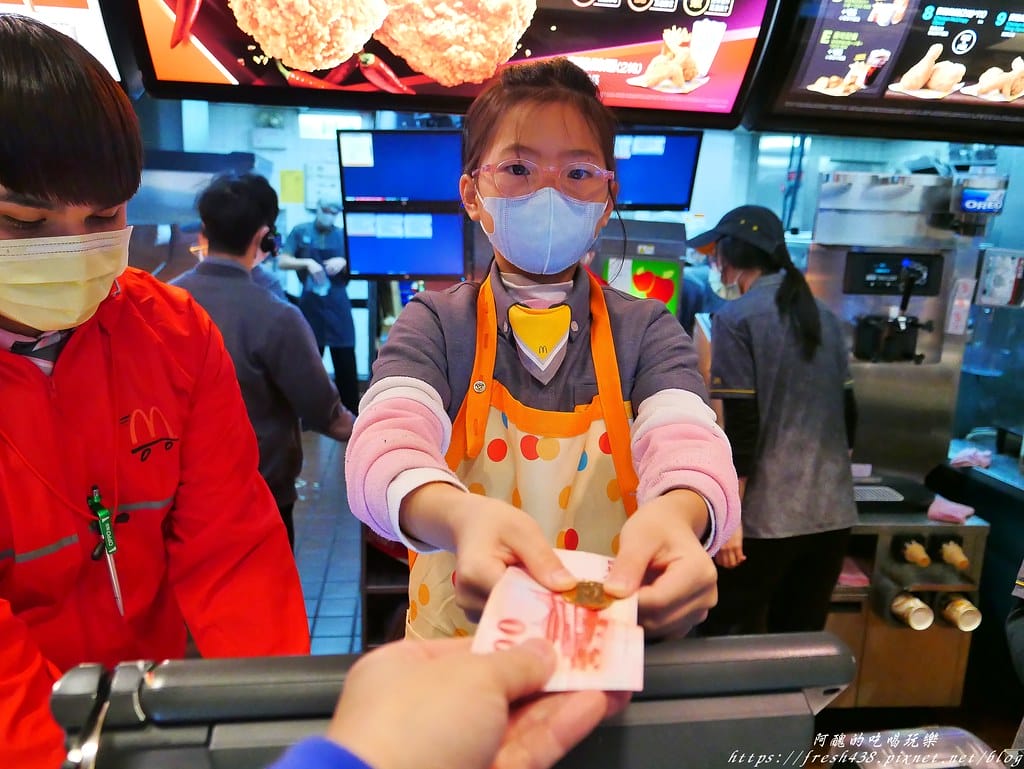 麥當勞小麥麥體驗營,超有趣的親子同樂會,麥當勞小小經理等您來扮演。 - 第31張圖 36找錢