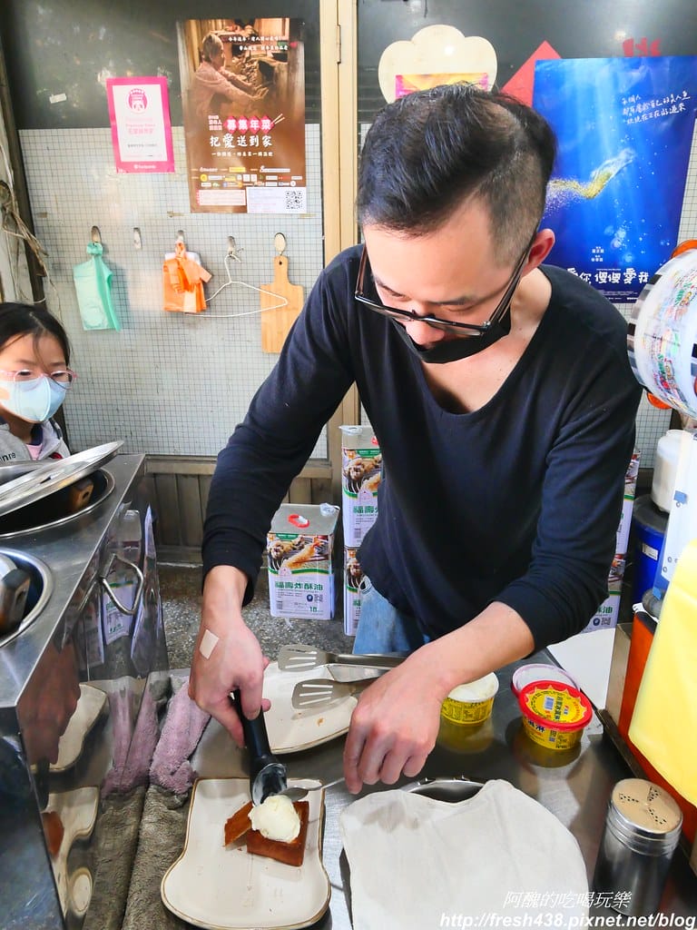 【板橋美食】醬厚呷官財板,台藝大學生最愛的銅板美食,15元就可嚐到冰淇淋口味。 - 第19張圖 P1031573