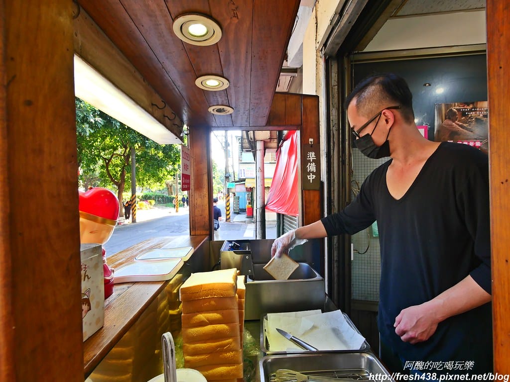 【板橋美食】醬厚呷官財板,台藝大學生最愛的銅板美食,15元就可嚐到冰淇淋口味。 - 第11張圖 P1031550