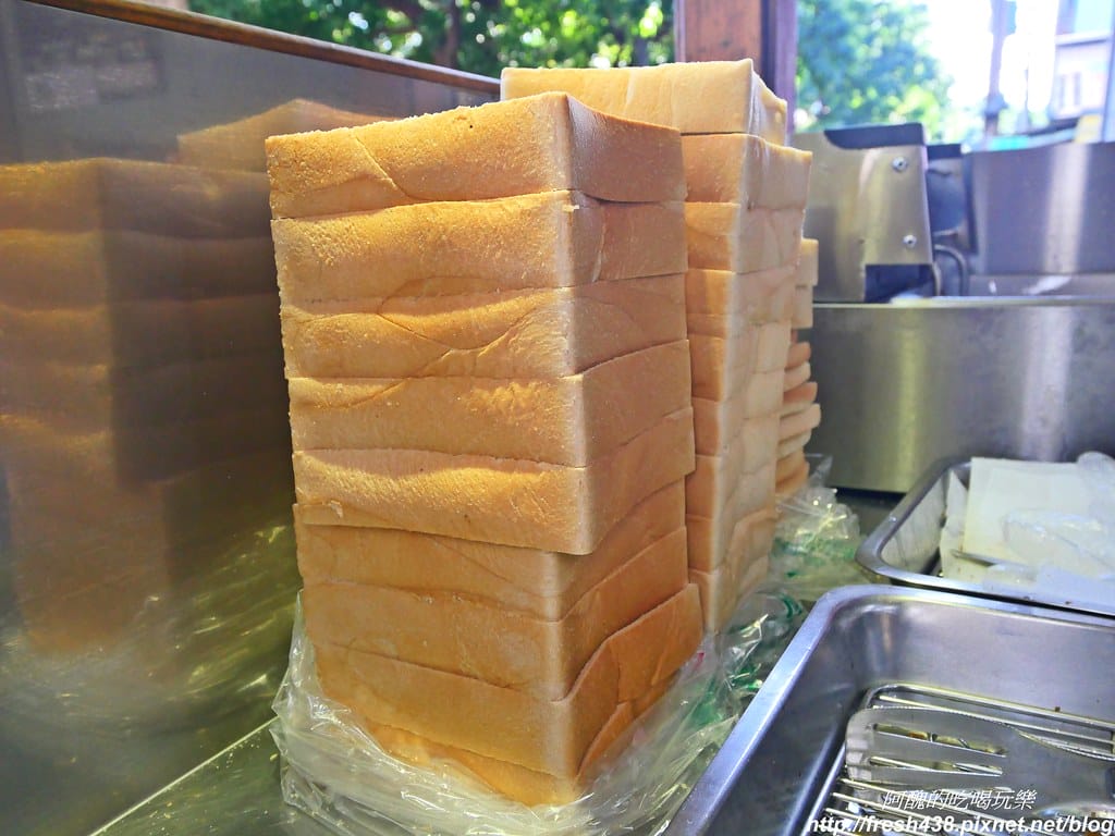 【板橋美食】醬厚呷官財板,台藝大學生最愛的銅板美食,15元就可嚐到冰淇淋口味。 - 第10張圖 P1031575